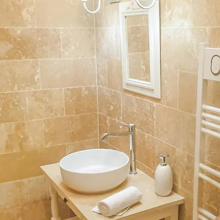 Oda ve Kahvaltı Le Domaine De La Rivaliere 4*